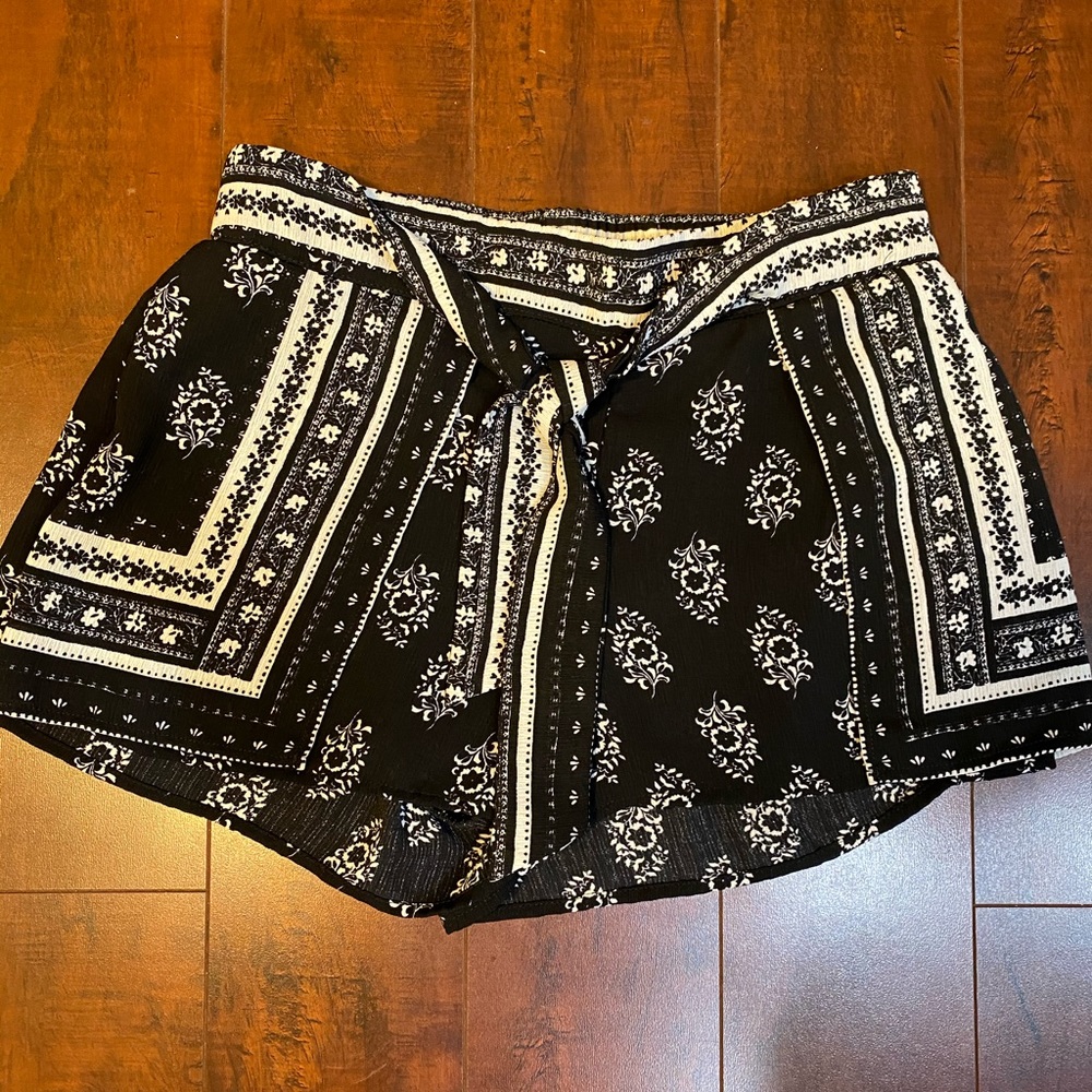 Shorts - Picture 3 of 4